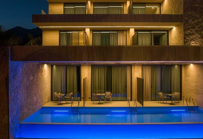 اتاق لوکس با بالکن و چشم‌انداز دریا, Beyond A Luxury Boutique