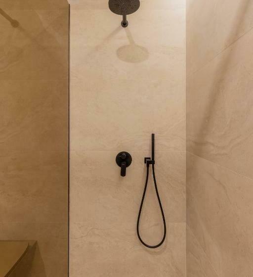 اتاق لوکس با بالکن و چشم‌انداز دریا, Beyond A Luxury Boutique