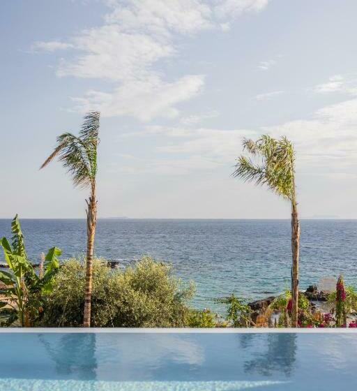 اتاق لوکس با بالکن و چشم‌انداز دریا, Beyond A Luxury Boutique