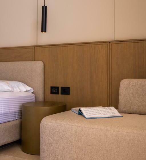 اتاق لوکس با بالکن و چشم‌انداز دریا, Beyond A Luxury Boutique