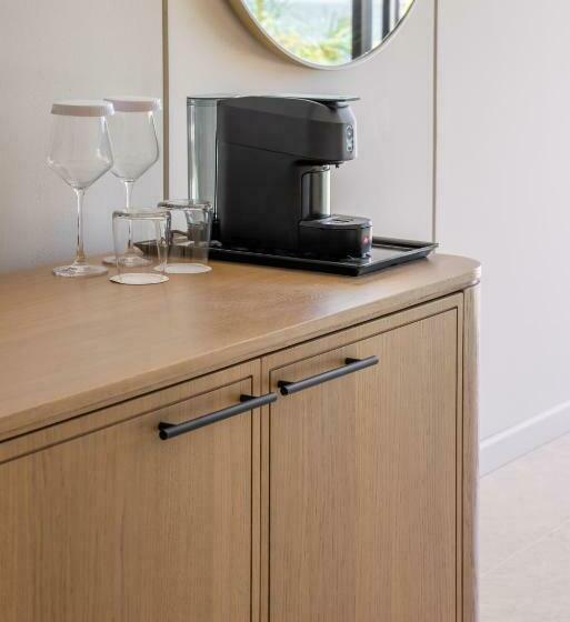 اتاق لوکس با بالکن و چشم‌انداز دریا, Beyond A Luxury Boutique