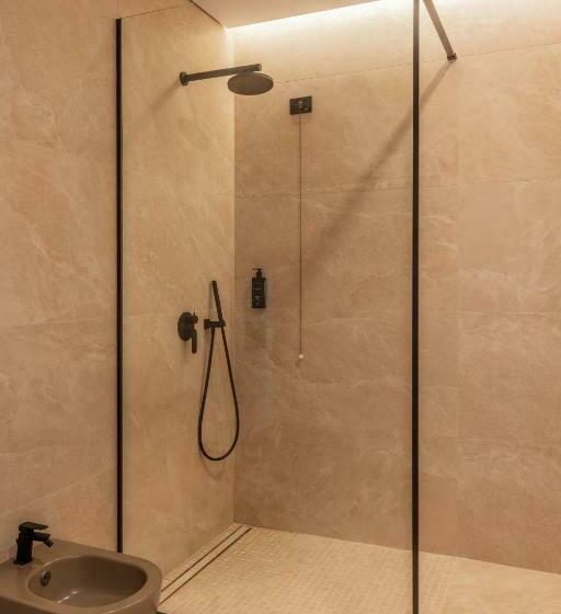 اتاق لوکس با بالکن, Beyond A Luxury Boutique