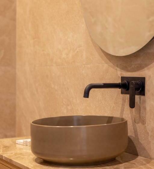 اتاق لوکس با بالکن, Beyond A Luxury Boutique