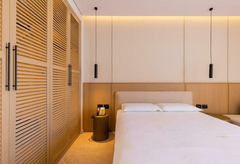 اتاق لوکس با بالکن, Beyond A Luxury Boutique