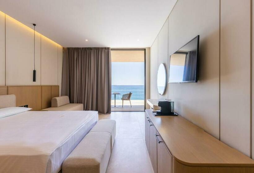 اتاق لوکس با بالکن و چشم‌انداز دریا, Beyond A Luxury Boutique