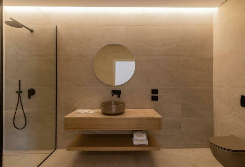 اتاق لوکس با بالکن و چشم‌انداز دریا, Beyond A Luxury Boutique