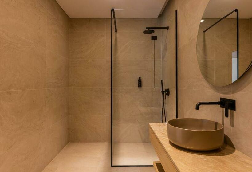 اتاق لوکس با بالکن و چشم‌انداز دریا, Beyond A Luxury Boutique