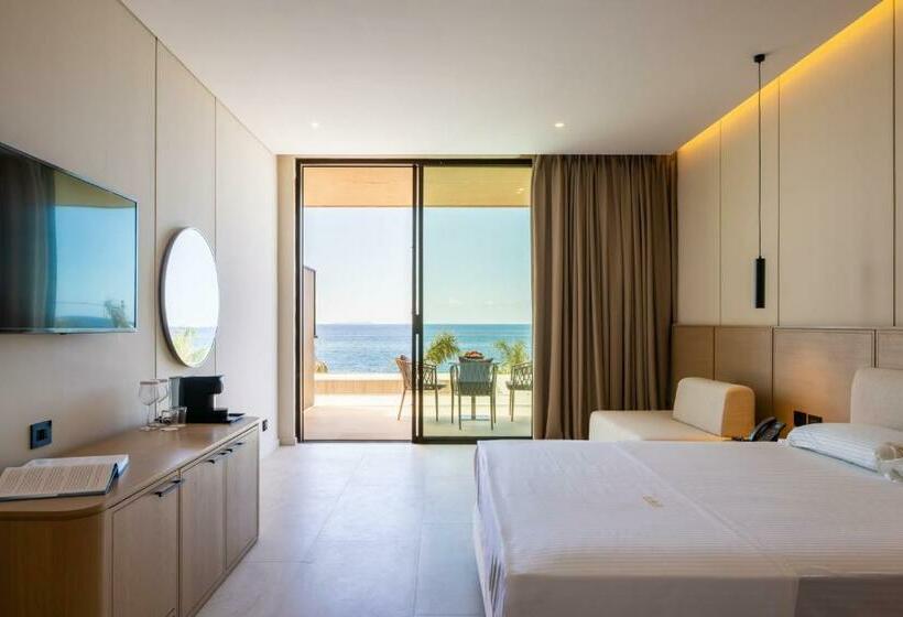 اتاق سه نفره دلوکس با چشم‌انداز دریا, Beyond A Luxury Boutique