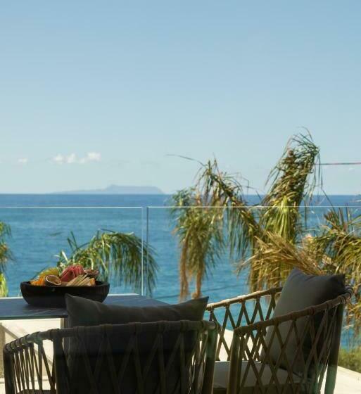 اتاق سه نفره دلوکس با چشم‌انداز دریا, Beyond A Luxury Boutique