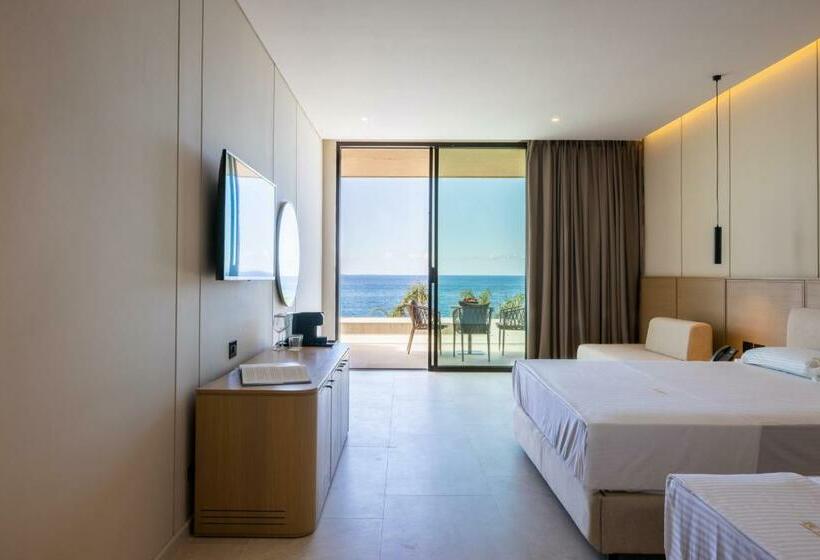 اتاق سه نفره دلوکس با چشم‌انداز دریا, Beyond A Luxury Boutique