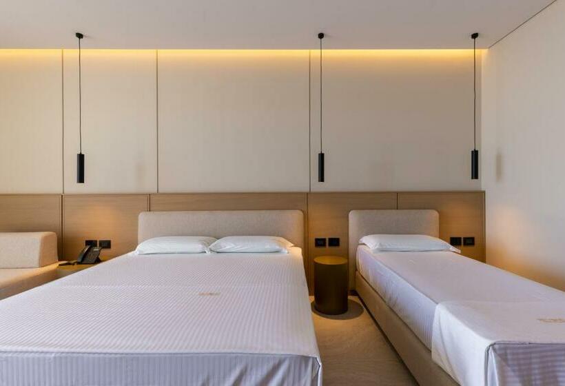 اتاق سه نفره دلوکس با چشم‌انداز دریا, Beyond A Luxury Boutique