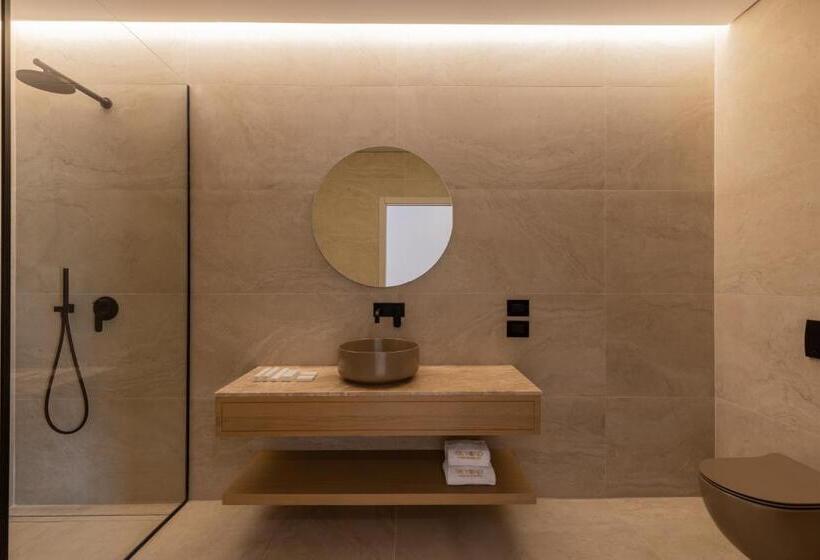 اتاق سه نفره دلوکس با چشم‌انداز دریا, Beyond A Luxury Boutique