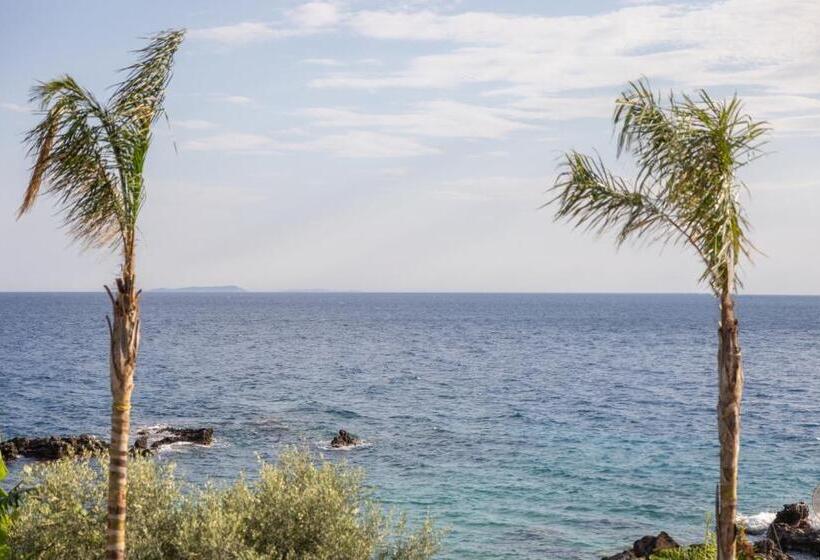 اتاق لوکس با بالکن و چشم‌انداز دریا, Beyond A Luxury Boutique