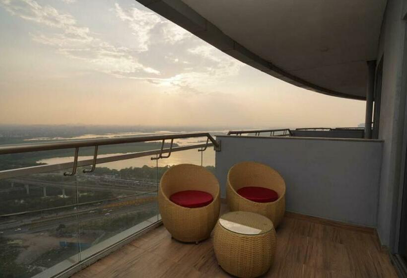 Номер Deluxe Вид на Море с Балконом, Livbox At Supernova