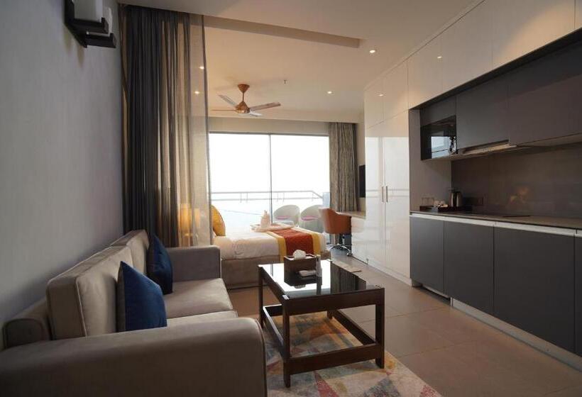 Номер Deluxe Вид на Море с Балконом, Livbox At Supernova