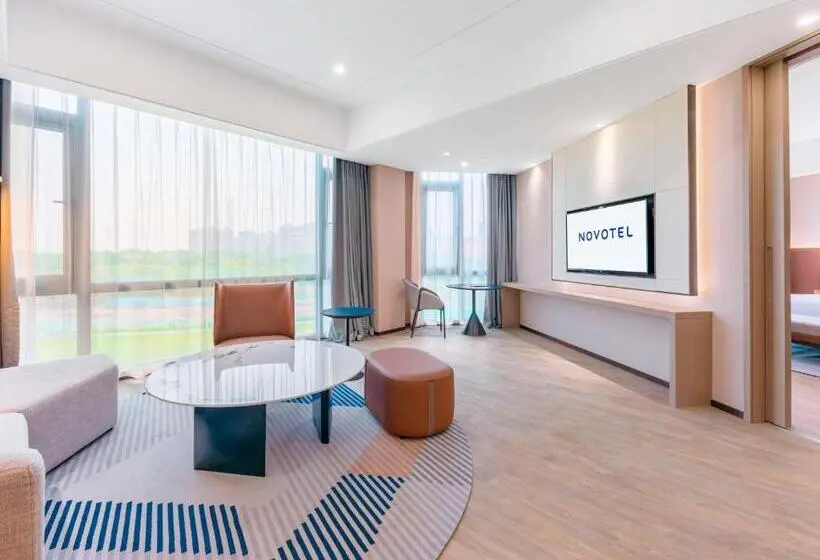 キングサイズベッドのデラックススイート, Novotel Nantong Development Zone
