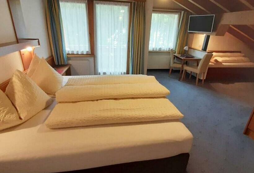 اتاق استاندارد سه تخته با بالکن, Soliva Hotel & Apartments