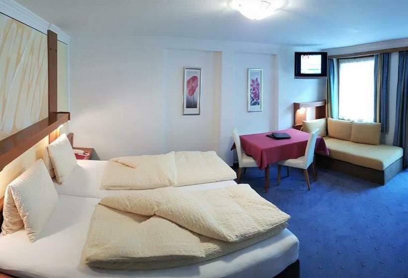 اتاق استاندارد سه تخته با بالکن, Soliva Hotel & Apartments