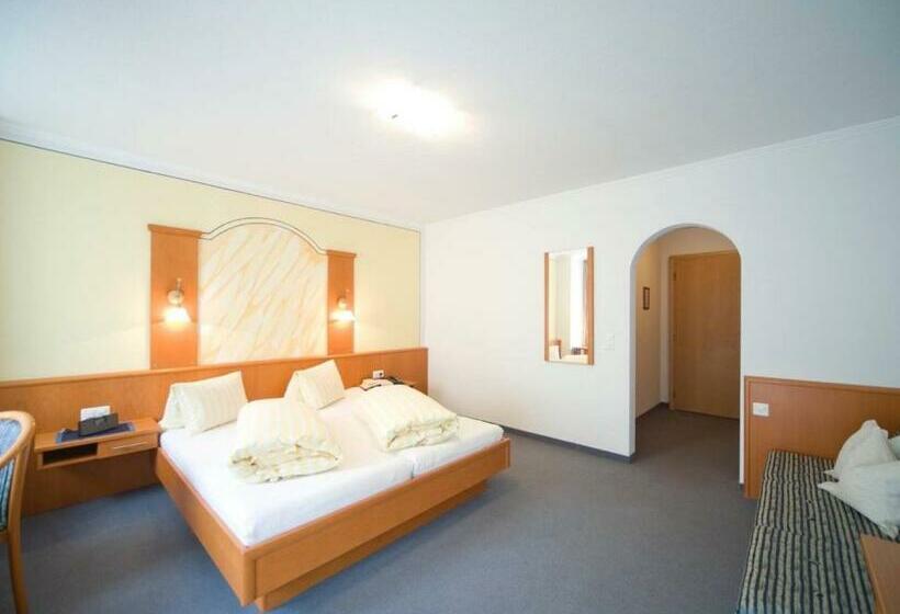 Трехместный Номер Стандарт с Балконом, Soliva Hotel & Apartments