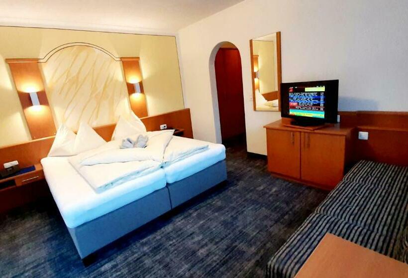 اتاق استاندارد سه تخته با بالکن, Soliva Hotel & Apartments