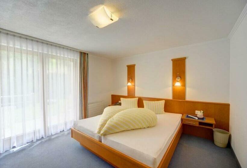 اتاق استاندارد سه تخته با بالکن, Soliva Hotel & Apartments