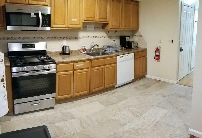 标准间, 500 Estates Llc