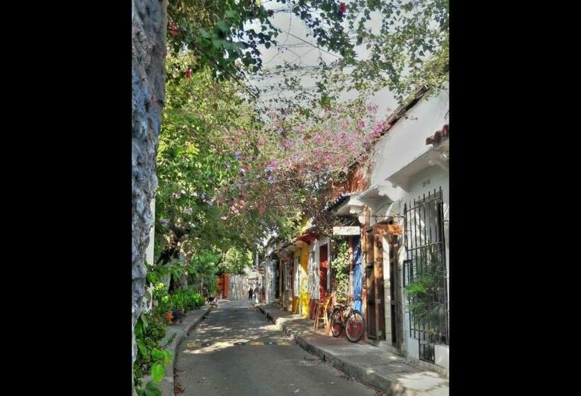 Standard 3 Pers. Værelse, Room In Lodge   Cr 2 Room In Getsemani With Breakfast Wifi And Air Conditioning