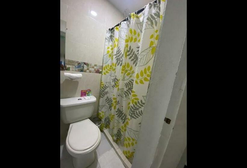 Standard 3 Pers. Værelse, Room In Lodge   Cr 2 Room In Getsemani With Breakfast Wifi And Air Conditioning