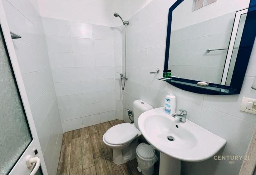 غرفة قياسية ثلاثية مزودة بشرفة, Tirana Central Guesthouse