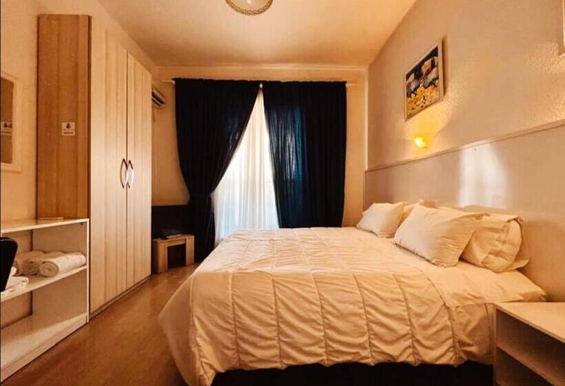 غرفة قياسية ثلاثية مزودة بشرفة, Tirana Central Guesthouse