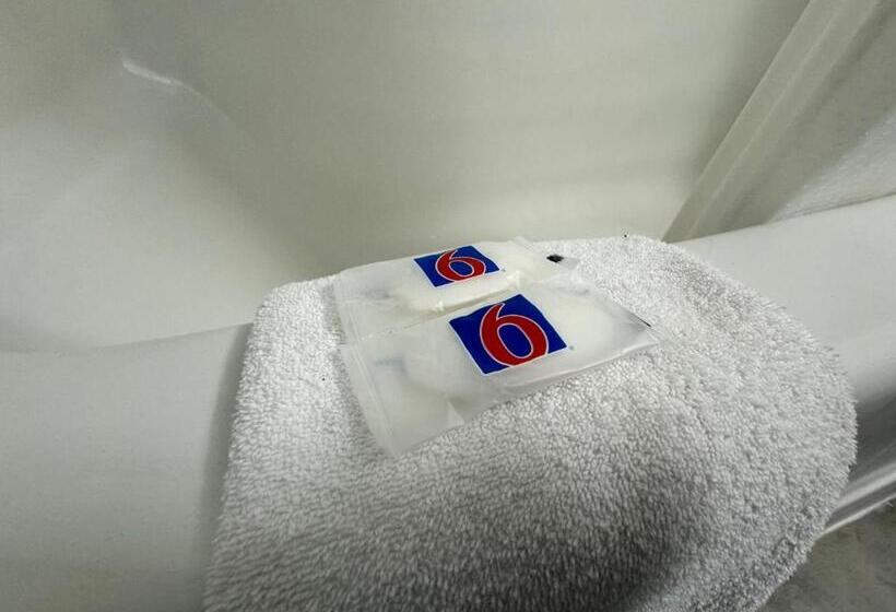 带大床的豪华间, Studio 6 Suites East Syracuse Airport
