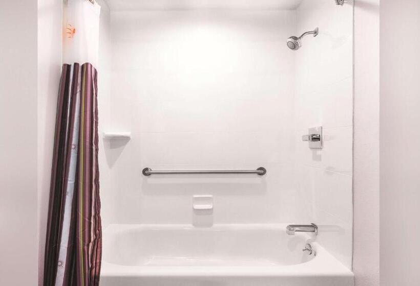 장애인을 위한 킹사이즈 침대 스탠다드 룸, La Quinta By Wyndham Cleveland Tn