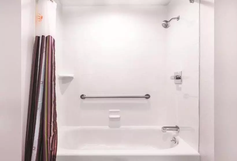 身障者適用キングサイズベッドルーム, La Quinta By Wyndham Cleveland Tn
