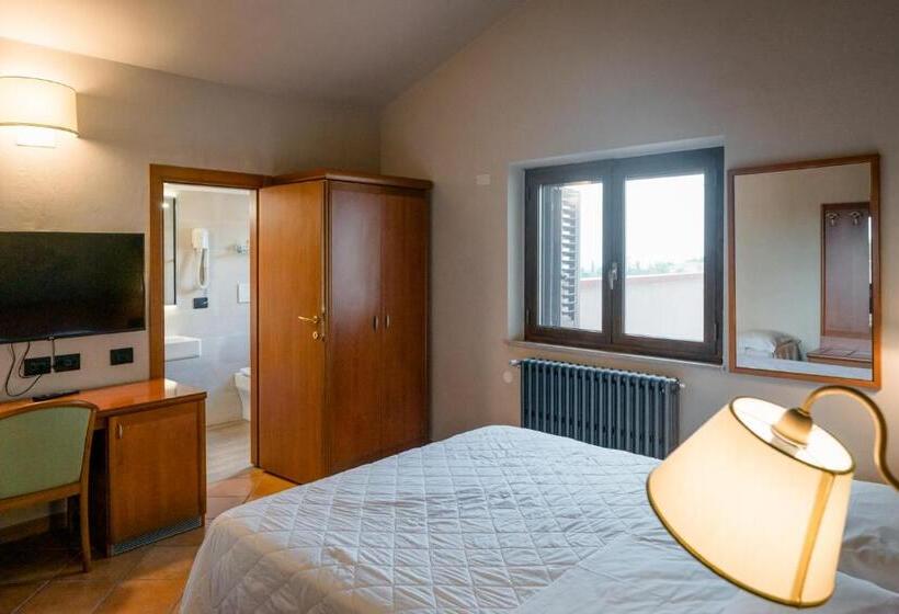 חדר סטנדרט לשלושה, La Scottiglia E Ristorante