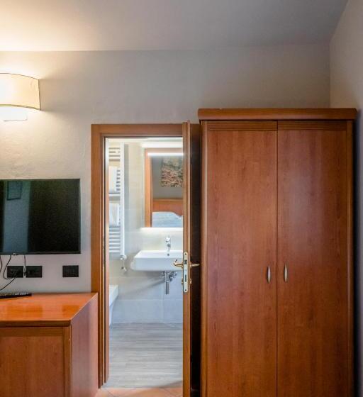 חדר סטנדרט לשלושה, La Scottiglia E Ristorante