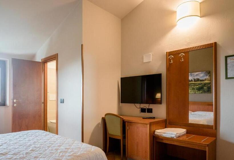 חדר סטנדרט לשלושה, La Scottiglia E Ristorante