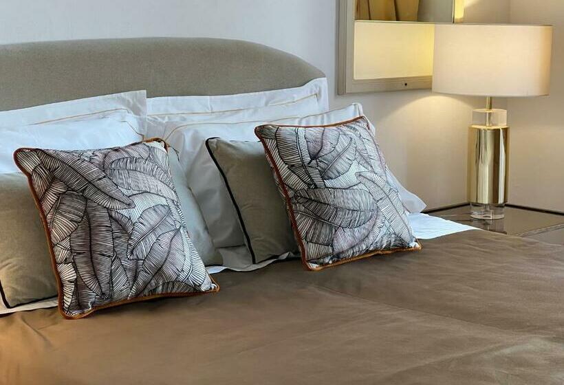 اتاق لوکس با چشم‌انداز شهر, Villani