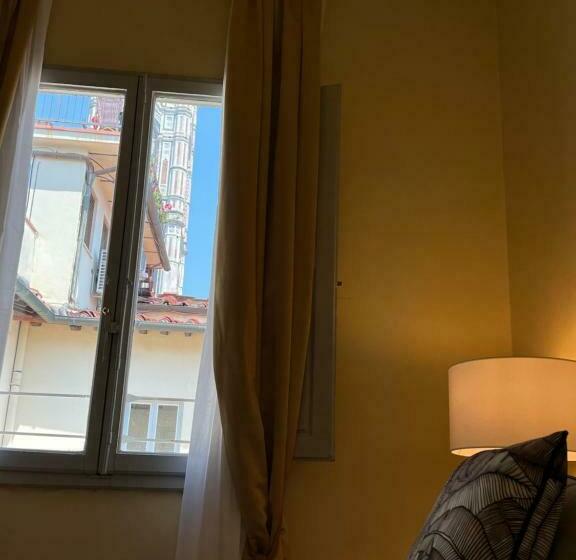 اتاق لوکس با چشم‌انداز شهر, Villani