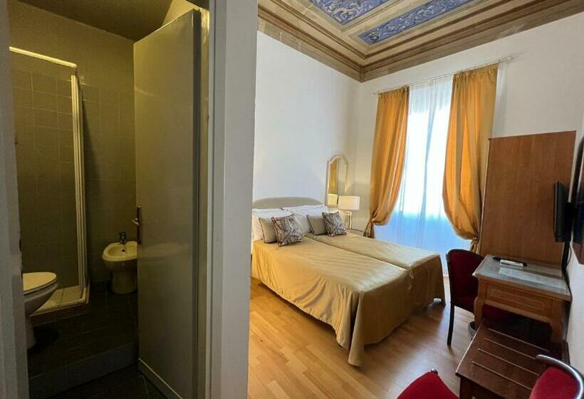 اتاق لوکس با چشم‌انداز شهر, Villani