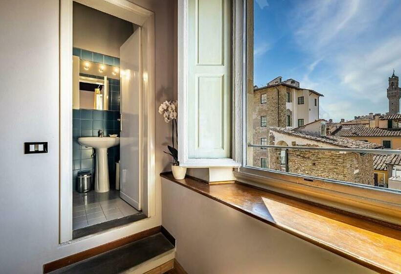 اتاق لوکس با چشم‌انداز شهر, Villani