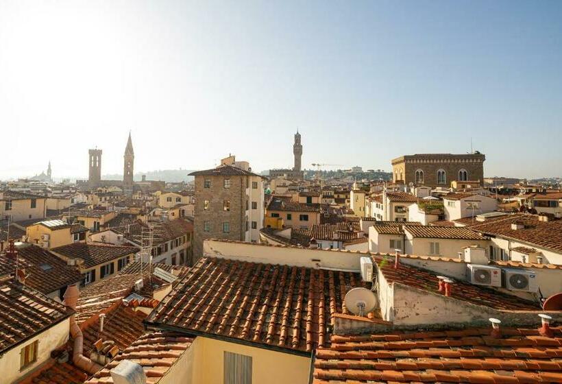 اتاق لوکس با چشم‌انداز شهر, Villani