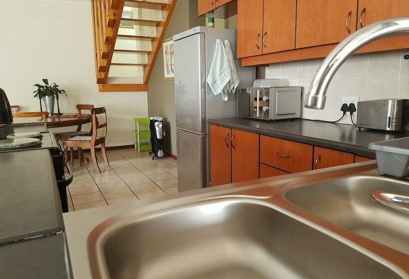 Дом 4 Спальни, Mackenzies Accommodation