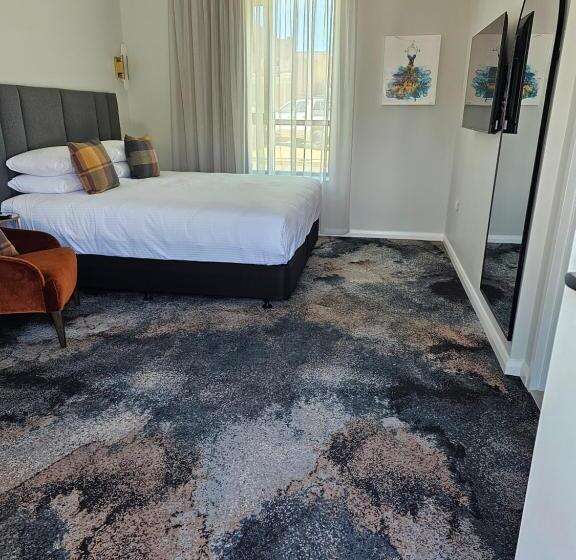 اتاق استاندارد با تخت بزرگ برای معلولان, St Hugh Hotel Wagga Wagga