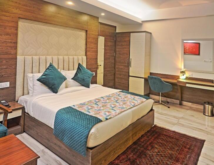 חדר דלוקס, Cardinal Express Oxmo Delhi Airport