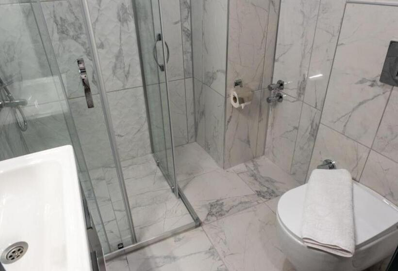 غرفة قياسية مزوَّدة بشُرفة, Pera Side