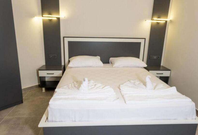 غرفة قياسية مزوَّدة بشُرفة, Pera Side