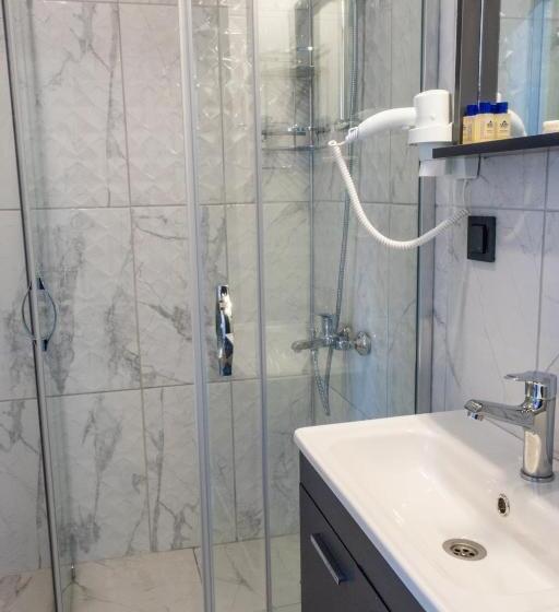 غرفة قياسية مزوَّدة بشُرفة, Pera Side