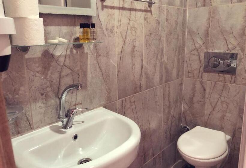 スタンダードトリプルルーム, Dove Apart