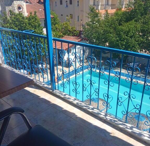 プールビュースタンダードステューディオ, Dove Apart