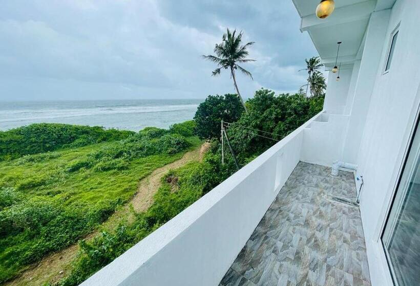 غرفة ديلوكس مطلّة علي البحر مزوَّدة بشُرفة, Blue Waves Ocean Mirissa